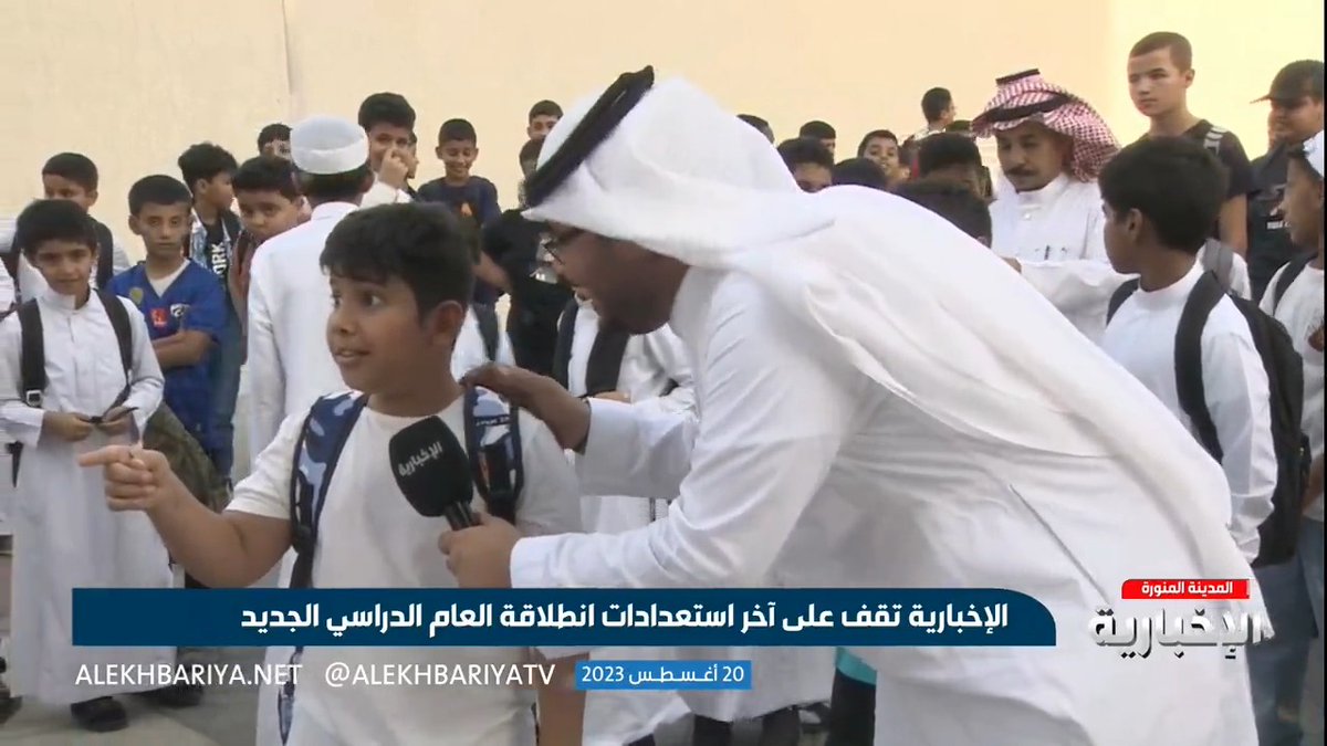 شاهد.. ردة فعل طالب بعد مشاهدته مدير تعليم المدينة المنورة. -