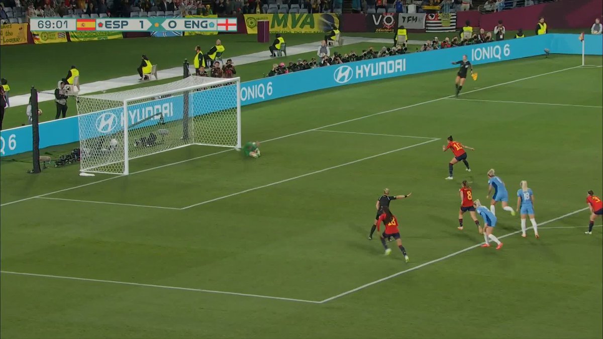 MARY EARPS DENIES JENNI HERMOSO FROM THE SPOT! #FIFAWWC