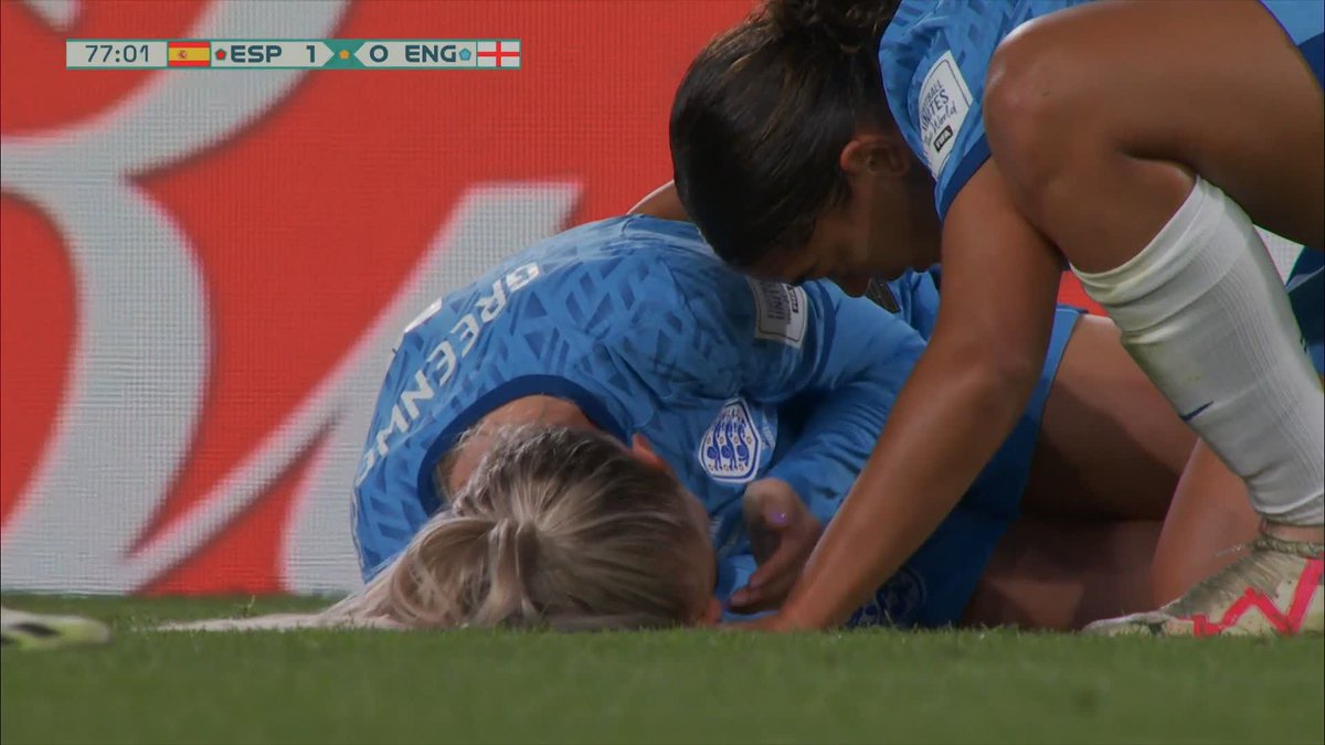 Salma Paralluelo is yellow carded for her challenge on Alex Greenwood... #FIFAWWC