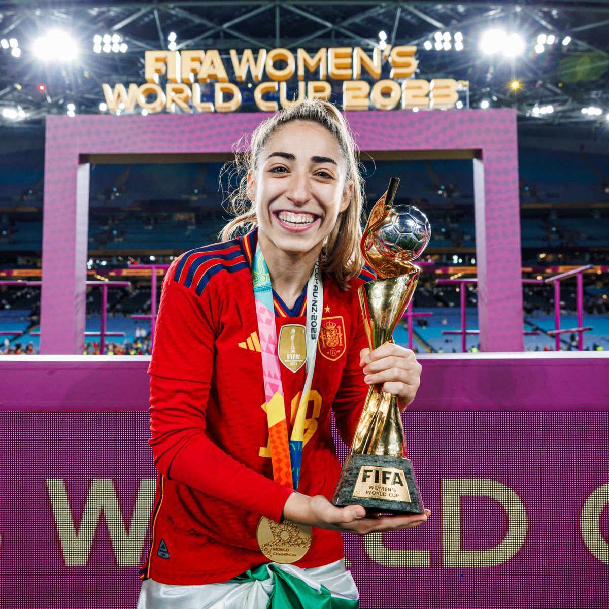 📹 Toda grandeza parte de pequeños comienzos. 👧⚪️🔴 Eres 𝒍𝒆𝒚𝒆𝒏𝒅𝒂, Olga Carmona. ⭐️🏆🇪🇸 #NuncaTeRindas 🤝 #JugarLucharYGanar #WeareSevilla #SevillaFCFem