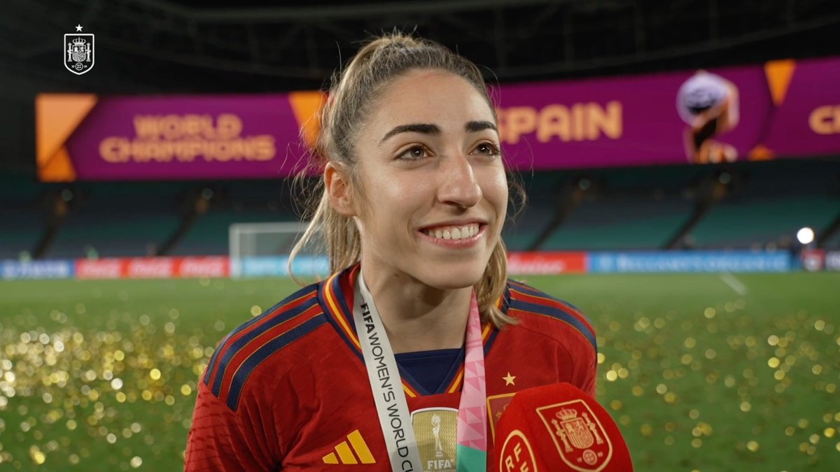 🙌🏻 ¡¡Qué viva España!! ¡¡Somos #CampeonasdelMundo!! 🗣️ Olga Carmona nos cuenta cómo ha marcado el gol que le ha dado el título a España. ➡️ "Creo que todavía no somos conscientes de lo que hemos conseguido. Cuando aterricemos vamos a flipar". #JugarLucharYGanar