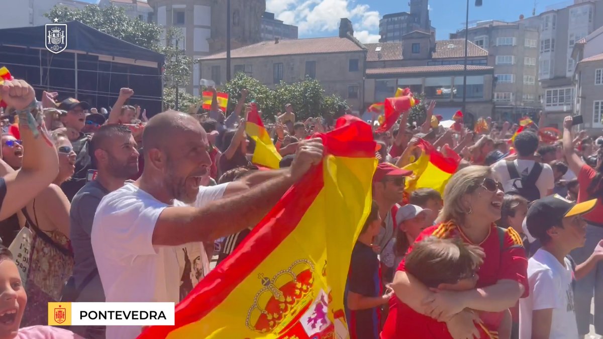 🙌🏻🇪🇸 ¡¡España entera 𝗘𝗡𝗟𝗢𝗤𝗨𝗘𝗖𝗘 con la Selección Española Femenina de Fútbol!! 🥹 Gritos, pasión, ánimos y mucha emoción en una afición que TAMBIÉN 𝗘𝗦 𝗗𝗘 𝗢𝗥𝗢. 😍 ¡¡ Muchas gracias por 𝙏𝙊𝘿𝙊 𝙑𝙐𝙀𝙎𝙏𝙍𝙊 𝘼𝙋𝙊𝙔𝙊 !! #JugarLucharYGanar | #CampeonasDelMundo