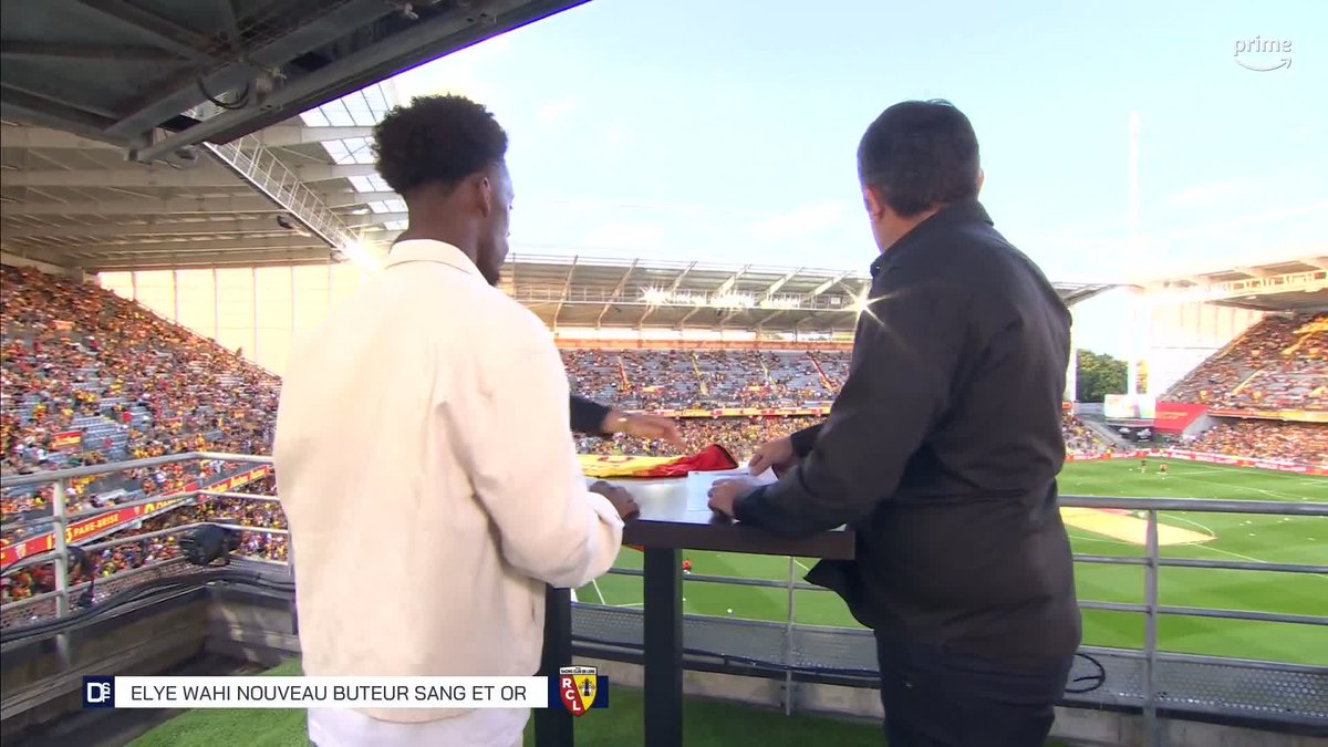 Enorme coup de com’ du RC Lens encore ! Elye Wahi signe son contrat devant ses nouveaux supporters à Bollaert. 🤩🔴🟡 🎥 Prime Video Sport France