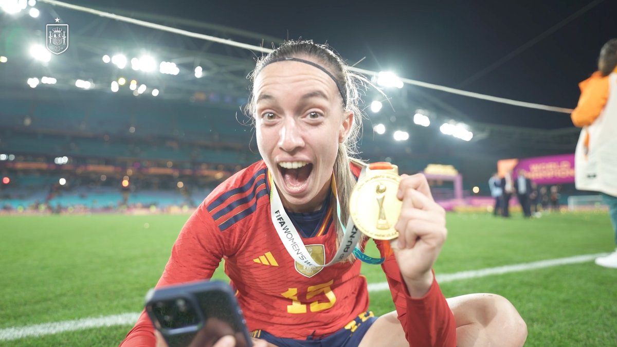 🤔 ¿Quieres ver más 𝗠𝗢𝗠𝗘𝗡𝗧𝗔𝗭𝗢𝗦 exclusivos de nuestras campeonas? 🙌🏻 ¡¡Increíble lo que hemos vivido en Australia!! #JugarLucharYGanar I #CampeonasDelMundo