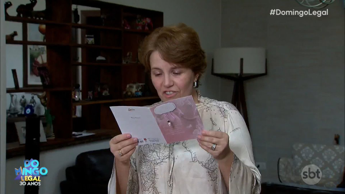 ➡️ Em entrevista ao programa Domingo Legal, mãe de Larissa Manoela lê uma antiga carta da atriz Emocionada, Silvana Taques lê um trecho em que a filha filha a chama de "melhor mãe do mundo"