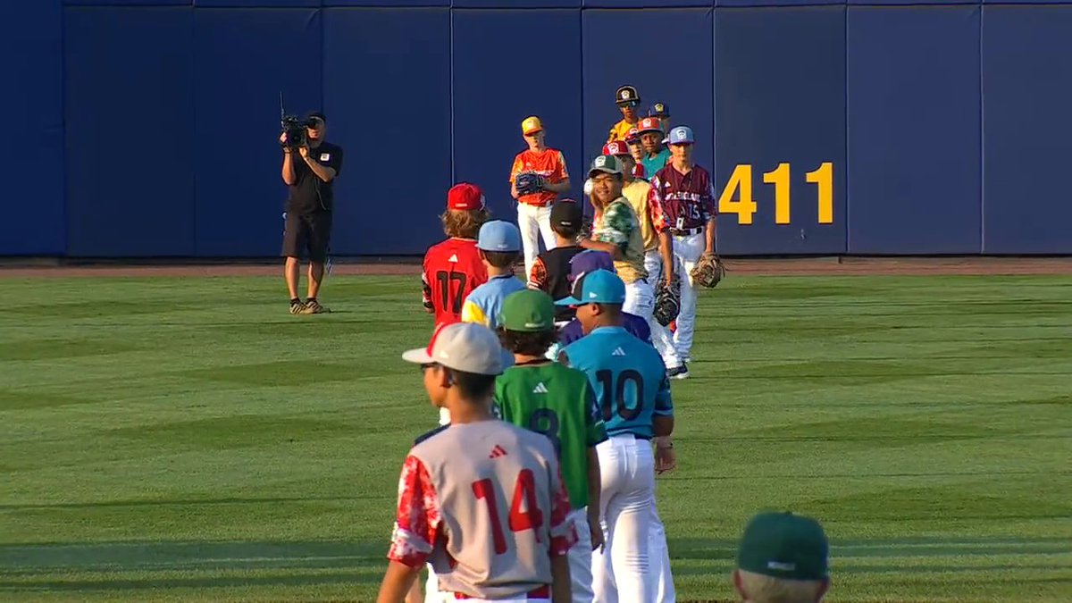 The ceremonial first pitch in the MLB Little League Classic is awesome 🙌