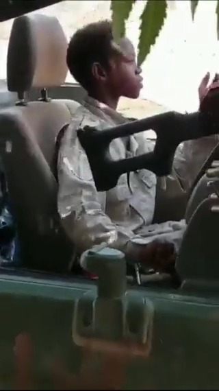 المليشيا المتمردة تواصل عمليات تجنيد الأطفال في الأعمال الحربية. ظهر مقطع بالأمس لطفل يقود عربة قتالية تتبع للميشيا المتمردة في انتهاك واضح للقوانين الدولية المحرمة لجريمة تجنيد الأطفال. #السودان