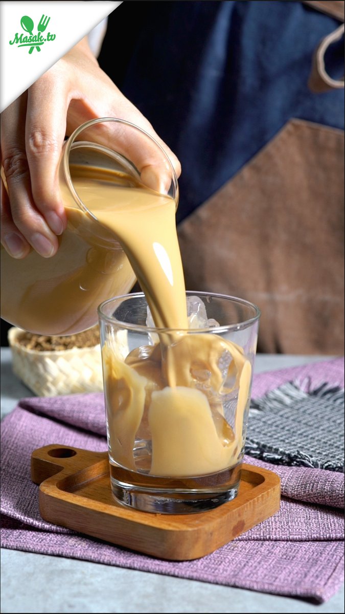 Cara lain nikmati TEH! Yups, Roasted Milk Tea, teh yang disangrai bersama gula terlebih dahulu lalu dimasak dengan susu, memiliki aroma dan rasa yang khas. Kamu jadi bisa nikmati minuman ala cafe ini di rumah deh, yuk bikin!