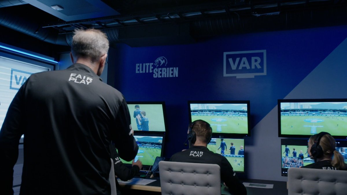 VAR-reportage från Norge!🔎 På VAR-centret i Oslo ses projektet på med tillförsikt, medan supportrar riktar kritik mot både klubbar och förbundet och har börjat protestera mot videodomarsystemet. Hur hamnade norsk fotboll här?