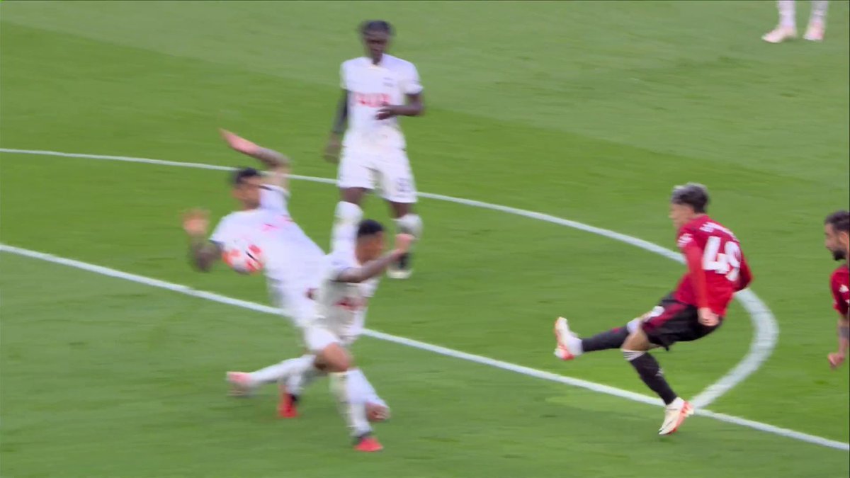 ✅ Correct decision Former Premier League referee Dermot Gallagher agrees with the decision not to award Manchester United a penalty against Tottenham for a handball by Cristian Romero. 👀