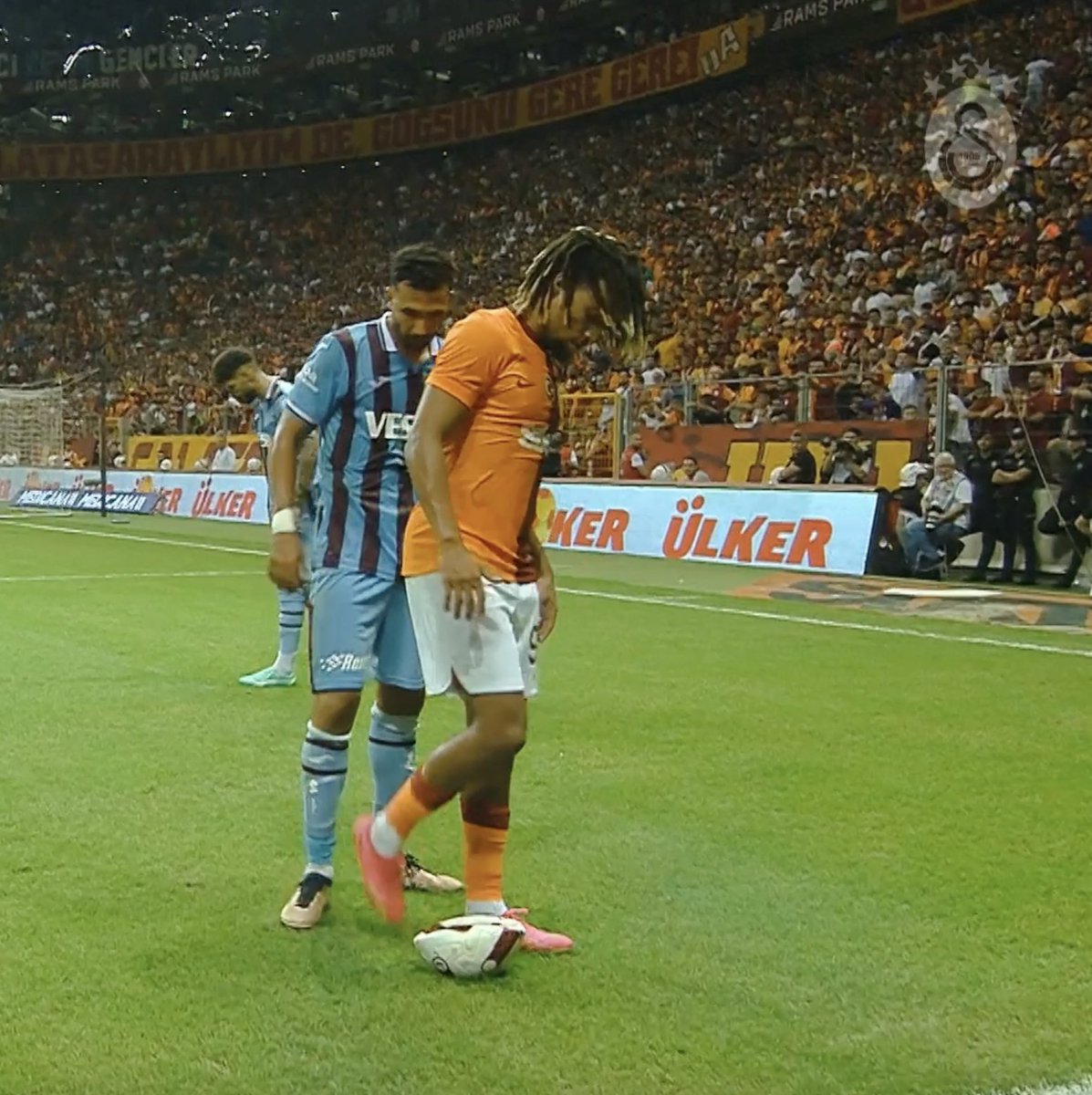 Bu güce top bile dayanamadı... 😅 𝐒𝐚𝐜𝐡𝐚 𝐁𝐨𝐞𝐲 💪