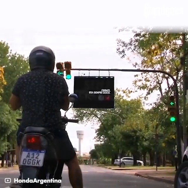 This traffic light says 'no' to helmetless riders. Honda Awareness Traffic Light is an interactive advertising campaign launched by Honda and Almacen, an Argentine advertising agency. #gigadgets #traffic #safetyfirst #trafficcontrol #ridesafe