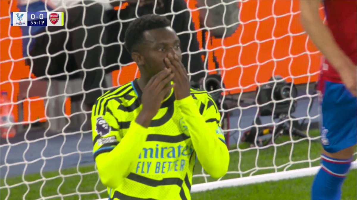NKETIAH MISSES A GOLDEN OPPORTUNITY! 😬 "They should be a goal up!" 🎙️