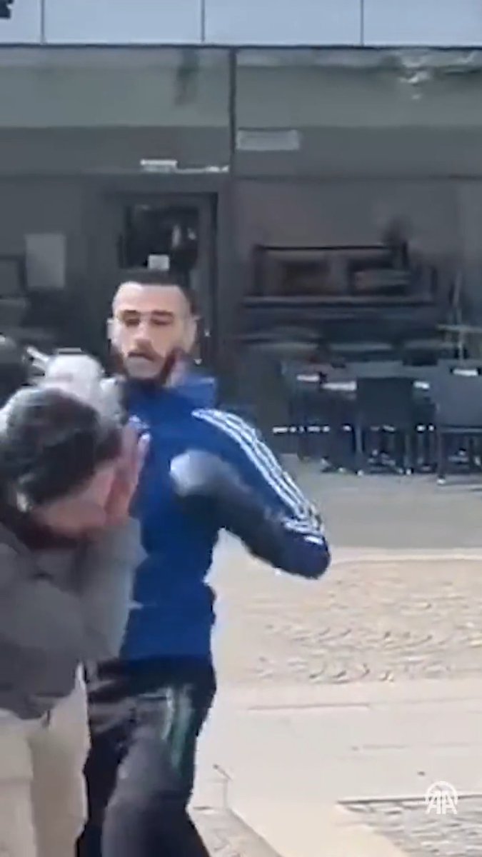 İsveç'te Müslüman bir genç, Kur'an-ı Kerim yakan Salwan Momika'yı boks eldiveni giyerek dövdü. Müslüman gencin arkadaşları da o anları kaydetti