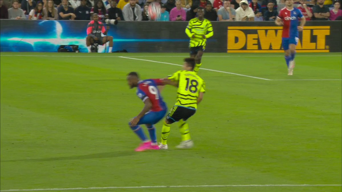 A closer look at Tomiyasu's red card...🤔👇