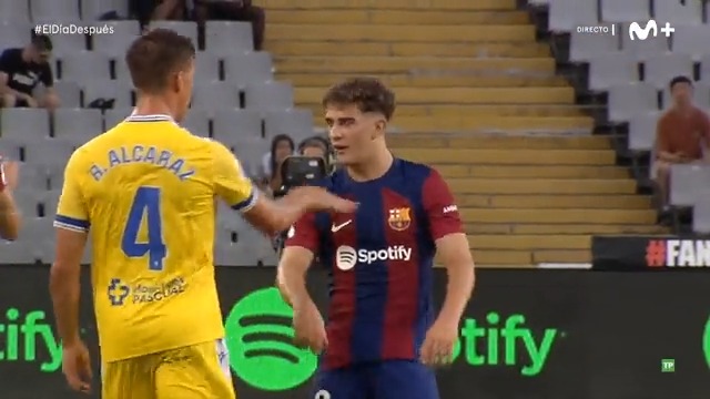 Le Dan la patada, y van el t0nto de Alcaraz y le da un guantazo en el Pecho... Que me expliquen las cosas...