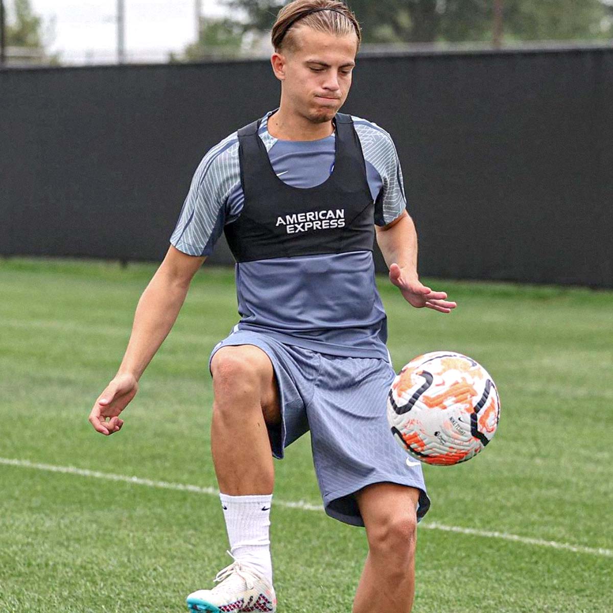 While in America on their pre-season tour, the Brighton first team went through a simple passing practice to work on the fundamentals of having a good touch and accurate short passes... 🟦⬜️ 📹 Brighton & Hove Albion #BHAFC