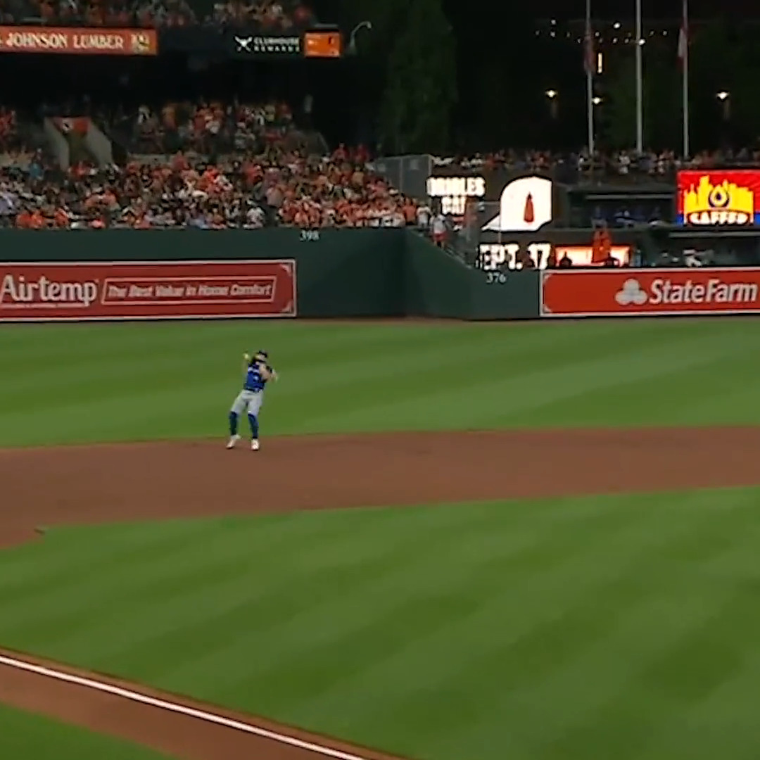 Bo Bichette helped the Toronto Blue Jays to a massive win with this highlight-reel play. 🤯