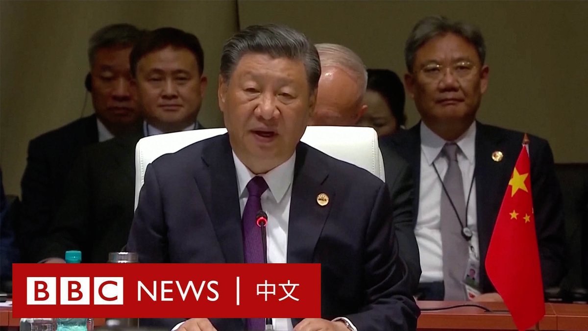 【现场画面】中国国家主席习近平在金砖国家峰会上发表演讲。他呼吁加速金砖国家的扩员进程，让更多国家加入到该组织。他还呼吁，金砖国家要一起反对“脱钩断链”和“经济胁迫”。