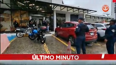 Delincuentes asaltaron la sucursal del Banco General ubicada en el sector de Parque Lefevre. La Policía informó que no se registran personas heridas y se desarrollan operativos para ubicar a los responsables. #TReporta