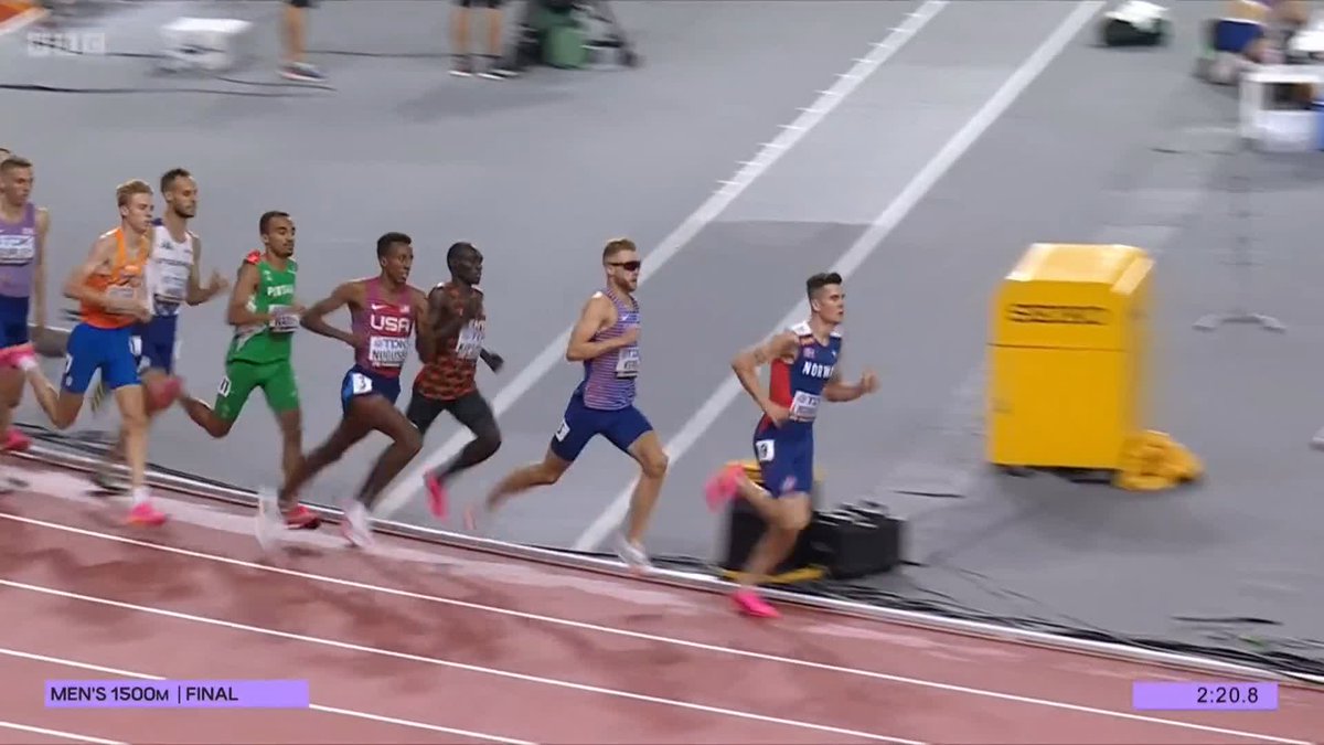 JOSH KERR WINS THE 1500M FINAL ๐๐๐ Jakob Ingebrigtsen, the heavy favourite, is beaten by the Brit! ๐ฎโ๐จ Incredible scenes! #WorldAthleticsChamps