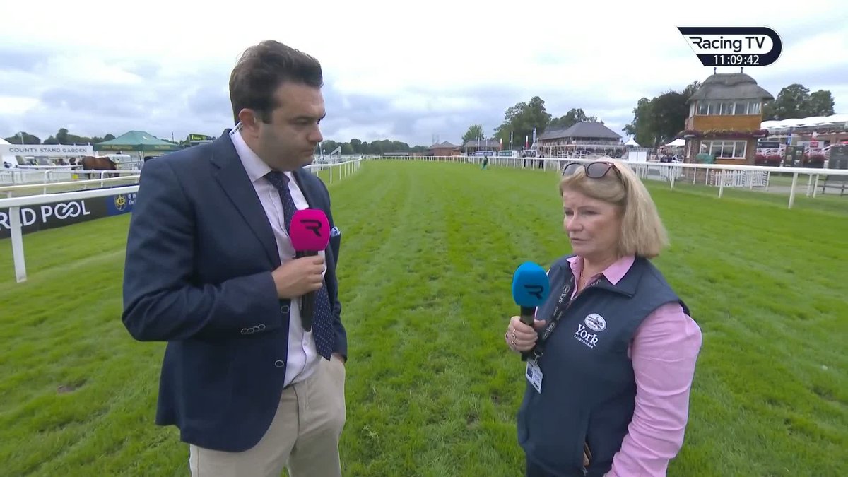 Our Raceday Clerk Of The Course, Anthea Morshead, gives an update on the going to Racing TV's Tom Bull. Naturally, Willie The Whippet is keen to get in on the action! 🥰🐾