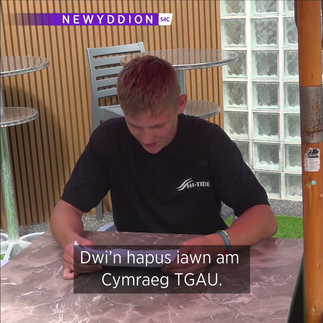 🎉 'Gobeithiais i gael B - a nawr mae B gyda fi yn Cymraeg TGAU.' Llongyfarchiadau i Bohdan a wnaeth ffoi o Wcráin ym mis Mawrth y llynedd ar dderbyn ei ganlyniadau.