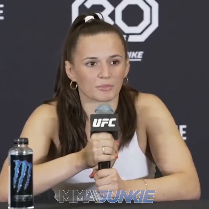 Erin Blanchfield thinks a UFC title shot is "definitely possible" with a #UFCSingapore win vs. Taila Santos. Full video: