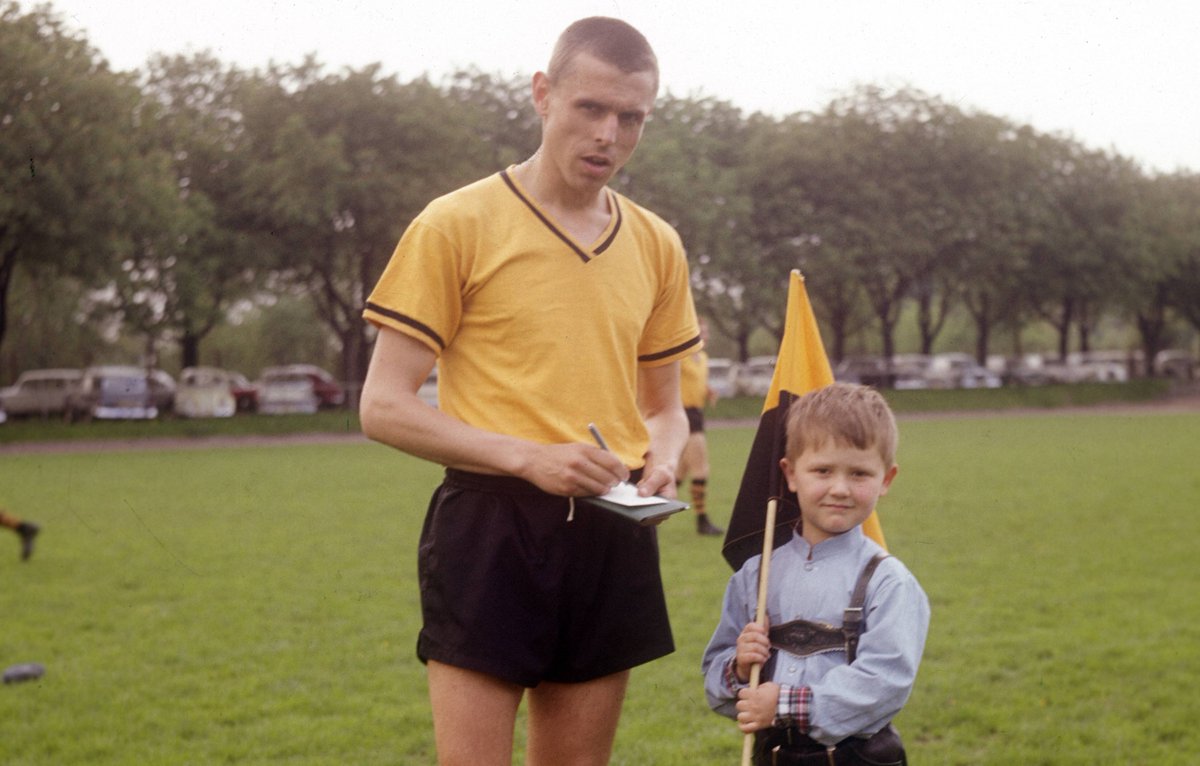 Hoy hace 60 años NACIÓ la Bundesliga. El primer partido fue Werder Bremen 3-2 Borussia Dortmund. El PRIMER gol de la historia de la Bundesliga lo marcó Timo Konietzka… a los 58 SEGUNDOS. No hay imágenes del gol, así que la liga lo recreó de esta forma: