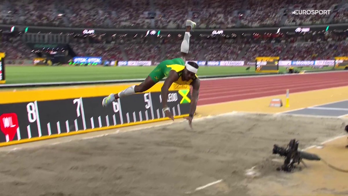 Jamaica's Carey McLeod 𝙎𝙇𝙄𝙋𝙎 before his jump and lands hard in the pit 😖💥