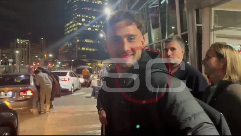 ¡MOMENTO DIVERTIDO EN LA LLEGADA DE BOSELLI! Una novia hincha de Defensor Sporting llegó a Argentina al mismo tiempo que el defensor que jugará en River... ¡y terminó alentando al Millonario junto a su grupo de amigas!