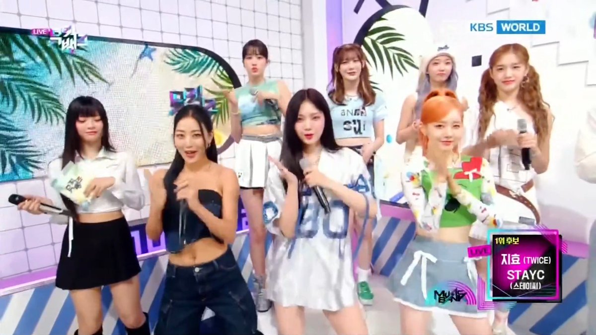 Jihyo and STAYC dancing to Killin' Me Good!