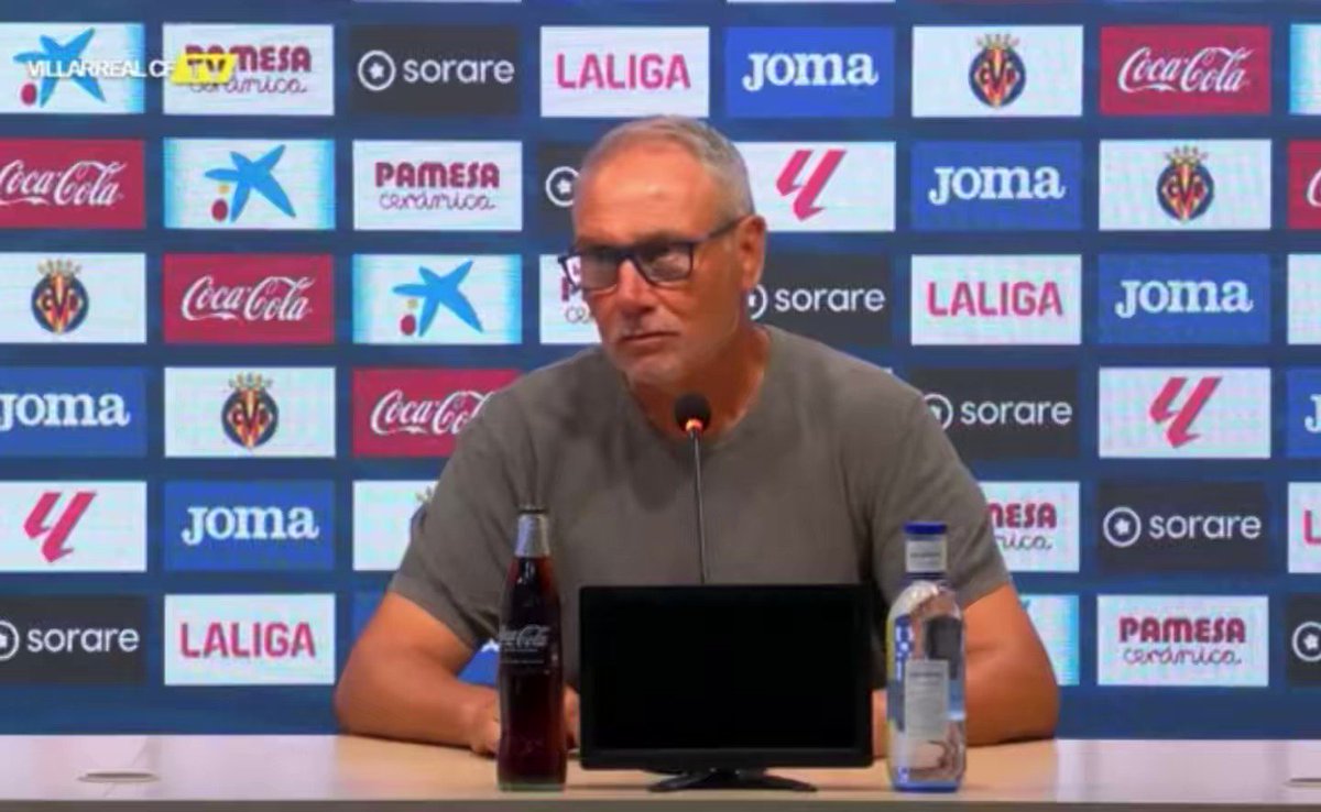 Miguel Álvarez, entrenador del Villarreal B, sobre Rubiales: “Aquí no dimite ni Dios. Aquí no dimite ni Dios. Y el que no hace las cosas bien tiene que dimitir. Pero esa palabra en España no existe. Es lo que hay”.