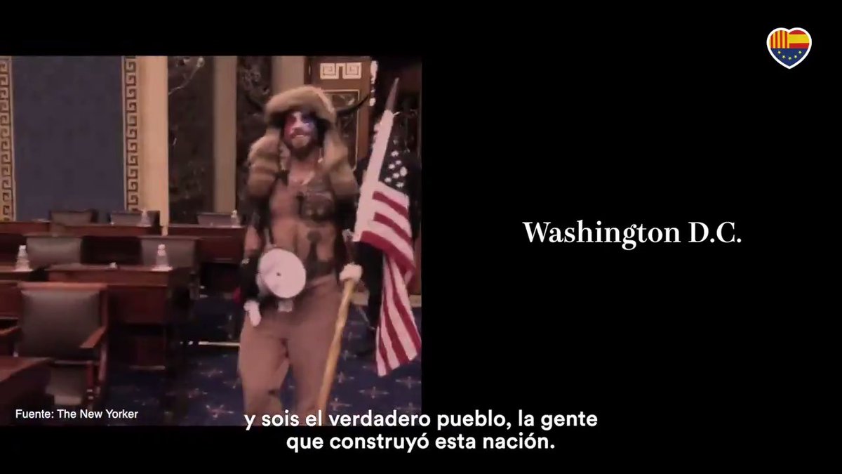 En EEUU premian nuestro vídeo "Para que gane la democracia", que compara a Donald Trump con Carles Puigdemont. Hoy mismo procesan a Trump y le fichan policialmente. Aquí, negocian con el fugado. PP y PSOE, tomen nota.