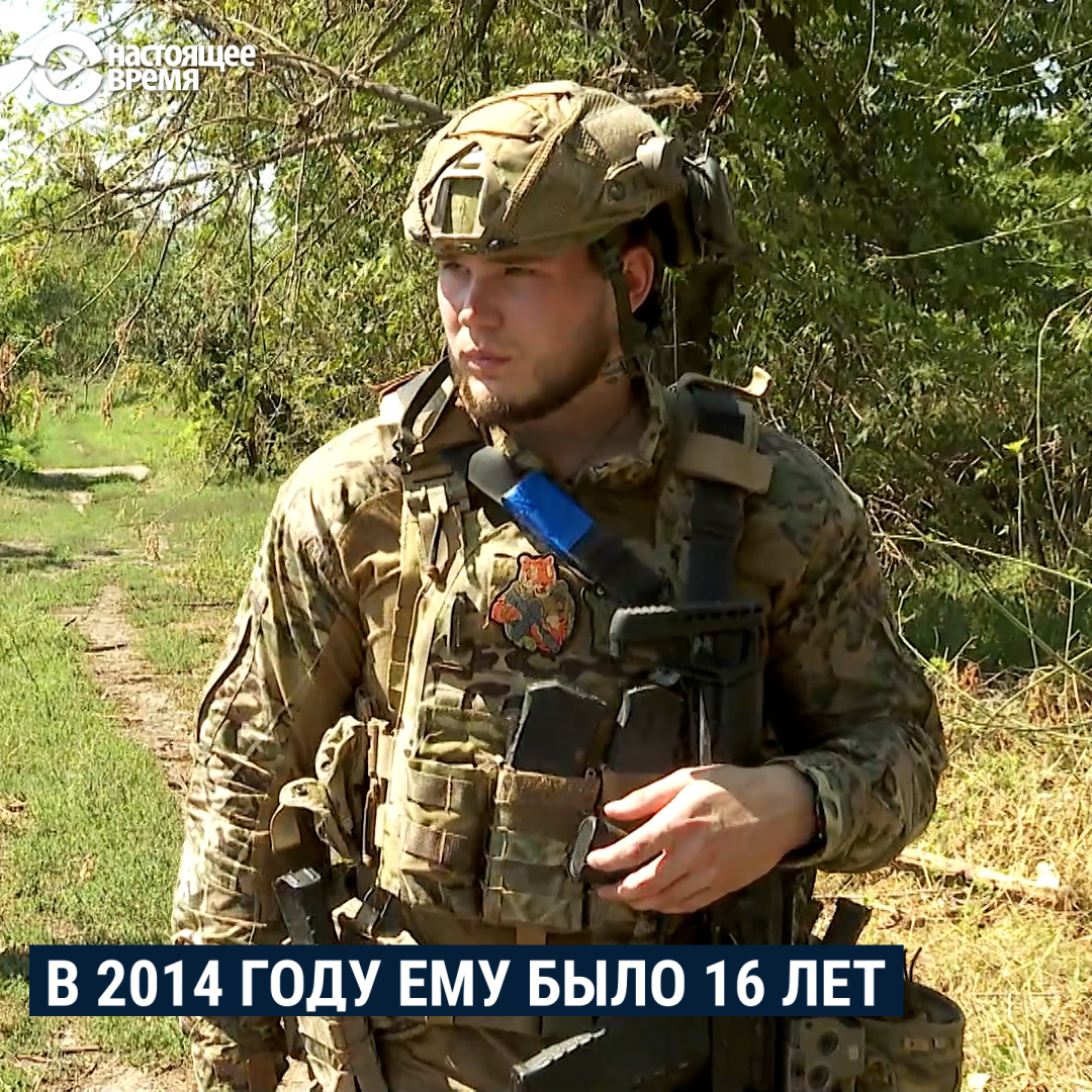 Видео с его нашлемной камеры показывают мировые СМИ. В мирной жизни его зовут Влад, но сослуживцы обращаются к нему только по позывному "Дацик". Он командир взвода штурмовой бригады ВСУ, которая работает в районе Бахмута и первой врывается в окопы российских солдат