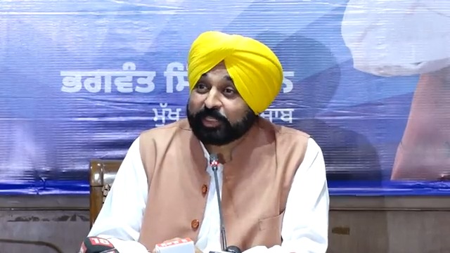 ਗਵਰਨਰ ਸਾਬ੍ਹ ਤੁਸੀਂ ਕਹਿ ਰਹੇ ਹੋ ਪੰਜਾਬ ‘ਚ ਲਾਅ ਐਂਡ ਆਰਡਰ ਠੀਕ ਨਹੀਂ ਹੈਗਾ…ਪਰ ਤੁਹਾਡੇ ਨਾਲ ਸਾਂਝੀ ਕੰਧ ‘ਚ ਹਰਿਆਣੇ ਦੇ ਗਵਰਨਰ ਸਾਬ੍ਹ ਰਹਿੰਦੇ ਨੇ..ਉਹ ਜਿਹੜਾ ਕੁਝ ਨੂਹ ‘ਚ ਹੋ ਰਿਹੈ ਉਹਦੇ ਬਾਰੇ ਕਿਉਂ ਨੀ ਬੋਲਦੇ…ਮਨੀਪੁਰ ‘ਚ ਜੋ ਹੋ ਰਿਹੈ ਦੁਨੀਆ ਵੇਖ ਰਹੀ ਆ, ਉਸ ਬਾਰੇ ਵੀ ਬੋਲੋ…ਕਿਉਂ ਨਹੀਂ ਬੋਲਦੇ ਕਿਉਂਕਿ ਉੱਥੇ ਕੇਂਦਰ ਦੀਆਂ ਆਪਣੀਆਂ ਬੀਜੇਪੀ ਦੀਆਂ ਸਰਕਾਰਾਂ ਨੇ..