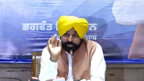 ਪੰਜਾਬ ਦੇ ਗਵਰਨਰ ਹੋਣ ਦੇ ਨਾਤੇ ਕਦੇ ਵੀ ਪੰਜਾਬ ਨਾਲ ਨਹੀਂ ਖੜ੍ਹੇ ਗਵਰਨਰ ਸਾਬ੍ਹ…ਪੰਜਾਬ ਯੂਨੀਵਰਸਿਟੀ ਵਾਲੇ ਮਸਲੇ ‘ਤੇ ਹਰਿਆਣੇ ਦਾ ਪੱਖ ਪੂਰਿਆ…ਕਿਸਾਨਾਂ ਦਾ ਧਰਨਾ ਚੱਲ ਰਿਹੈ ਲਗਭਗ ਸਾਰੀਆਂ ਮੰਗਾਂ ਕੇਂਦਰ ਨਾਲ ਸੰਬੰਧਤ ਨੇ..ਪਰ ਕਦੇ ਕੇਂਦਰ ਕੋਲ ਆਵਾਜ਼ ਚੁੱਕੀ..ਪੰਜਾਬ ਨਾਲ ਇਹ ਵਿਤਕਰਾ ਕਿਉਂ ??