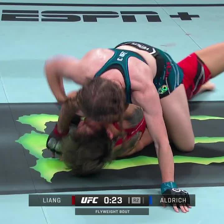 JJ Aldrich gets the first finish of #UFCSingapore 💥