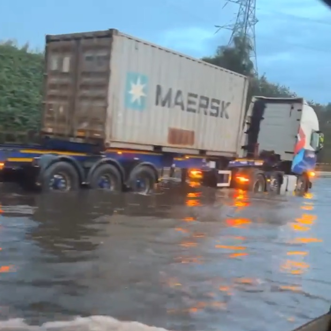 ⚠️ Flash Floods ⚠️ M57 shut in both directions and motorway flooded. Live Updates ⬇️