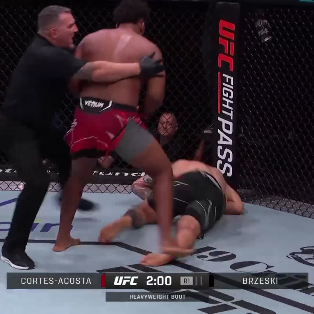 WHAT. JUST. HAPPENED?!?!?!? Waldo Cortes Acosta, ladies and gents!!!!! 😱 #UFCSingapore