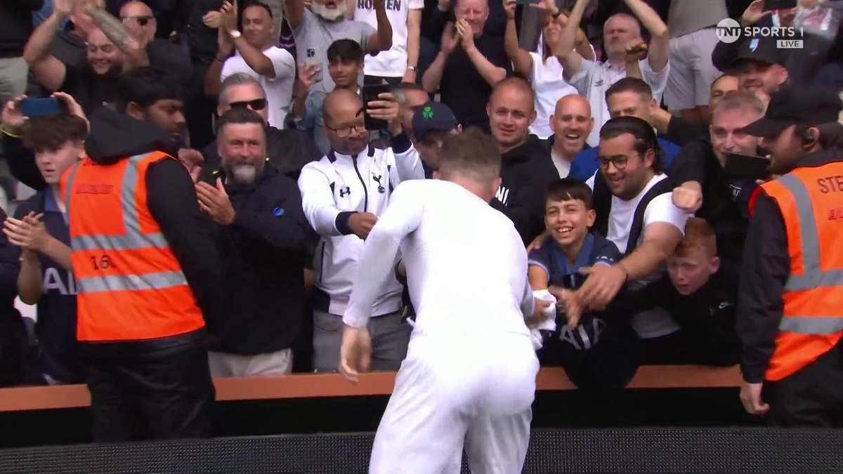 That's some way to make a young fans' days! 🤍