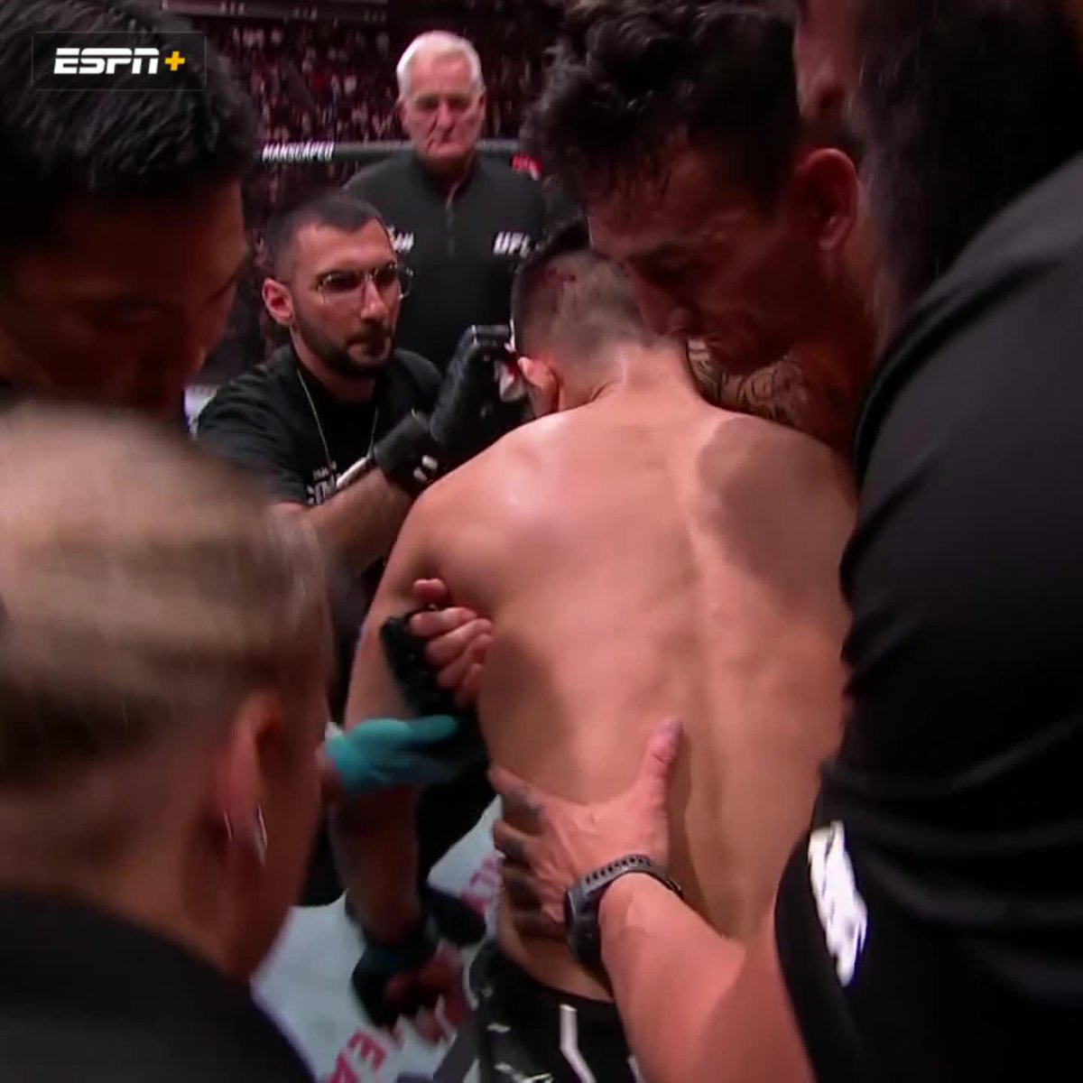 Max Holloway helped TKZ up after their fight ❤️ #UFCSingapore