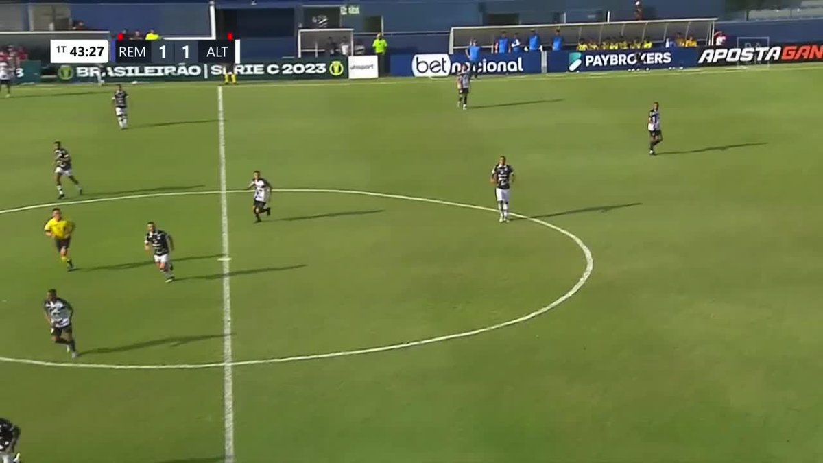 O lance da confusão aconteceu porque Paulinho Curuá, do Remo, deu esse chute na cabeça de Guilherme Pires. O juiz acabou expulsando Curuá e Gabriel Pires, que acabou entrando na confusão #SérieC2023
