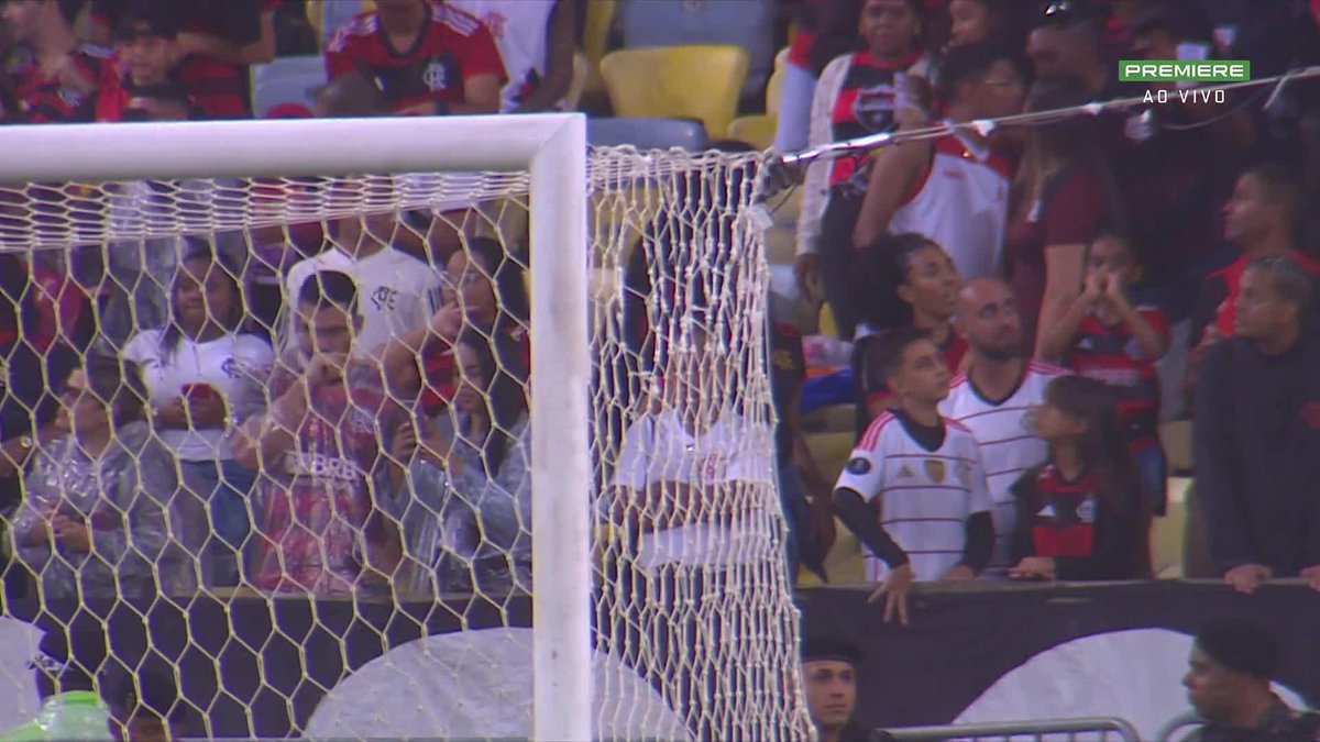 Um buraco na rede do Maracanã atrasou o início da partida entre Flamengo x Internacional. Que situação, hein...