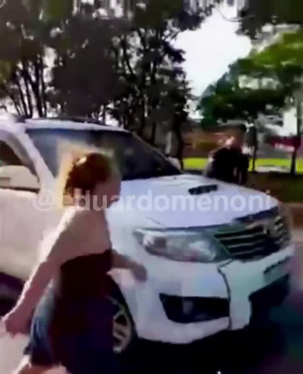 Dos mujeres que golpearon a un policía en la cara, reciben una dosis instantánea de “igualdad de género”. ¿Apoyas este accionar policial?