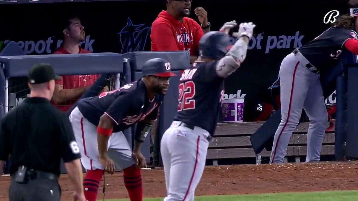 What a play by Luis Arraez to keep the Marlins in the lead!