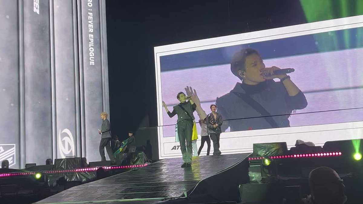 SIMPLESMENTE CHOI SAN CORRENDO ESCORREGANDO E SE DIVERTINDO COM A BANDEIRA DO MEU PAÍS EU SOU BRASIL SIL SIL #ATEEZinBrazil