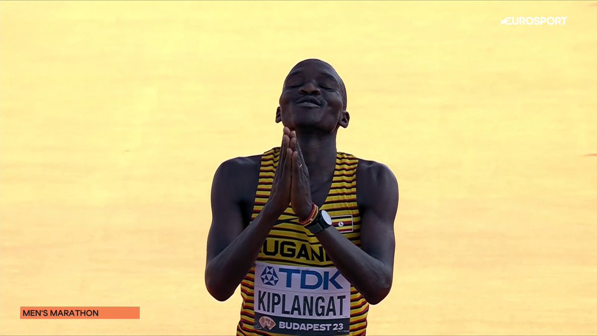 Victor Kiplangat adds a marathon 𝐰𝐨𝐫𝐥𝐝 𝐭𝐢𝐭𝐥𝐞 to his commonwealth gold! 🥇 The Ugandan 𝒄𝒓𝒖𝒊𝒔𝒆𝒔 to victory with a time of 2:08:53 ⏱️👏 #WorldAthleticsChamps