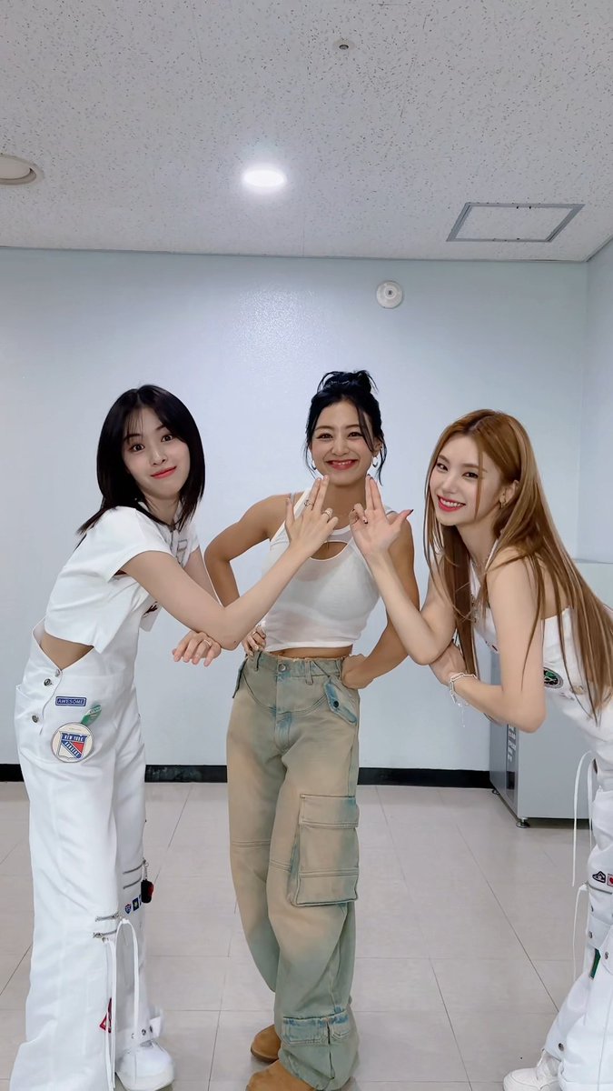 JIHYO CAKE CHALLENGE WITH ITZY RYUJIN AND YEJI FINALLY OMG