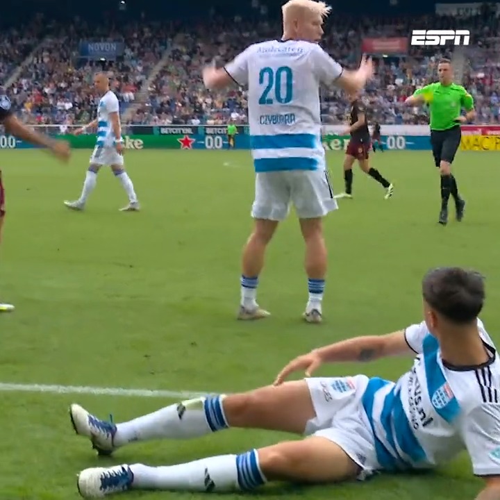 Terecht of onterecht? 🟨 Geel voor Marouan Azarkan na een flinke tackle 👇 #pecutr